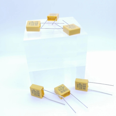 Couleur jaune résistive et capacitive du condensateur 0.1UF 310V P7.5MM de décompression